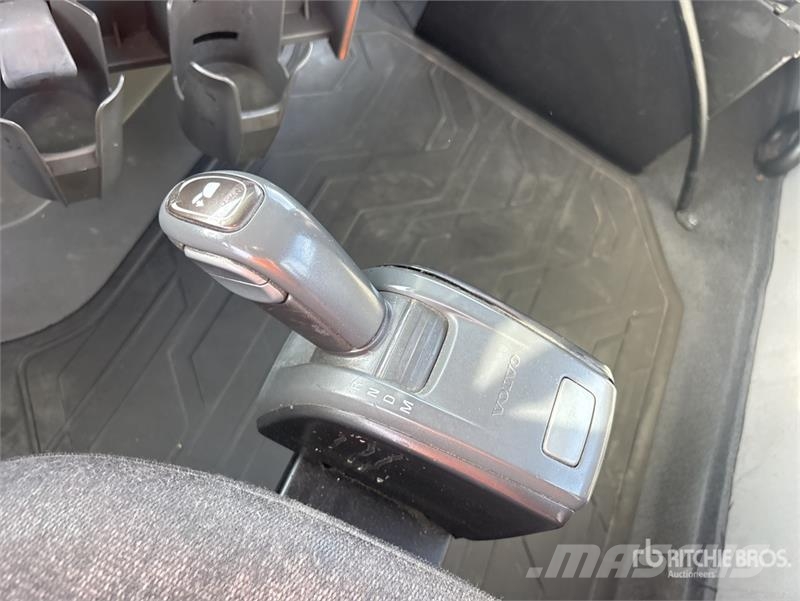 Volvo VNL300 6x4 T/A Day Cab Truck Tractor Trekkvogner