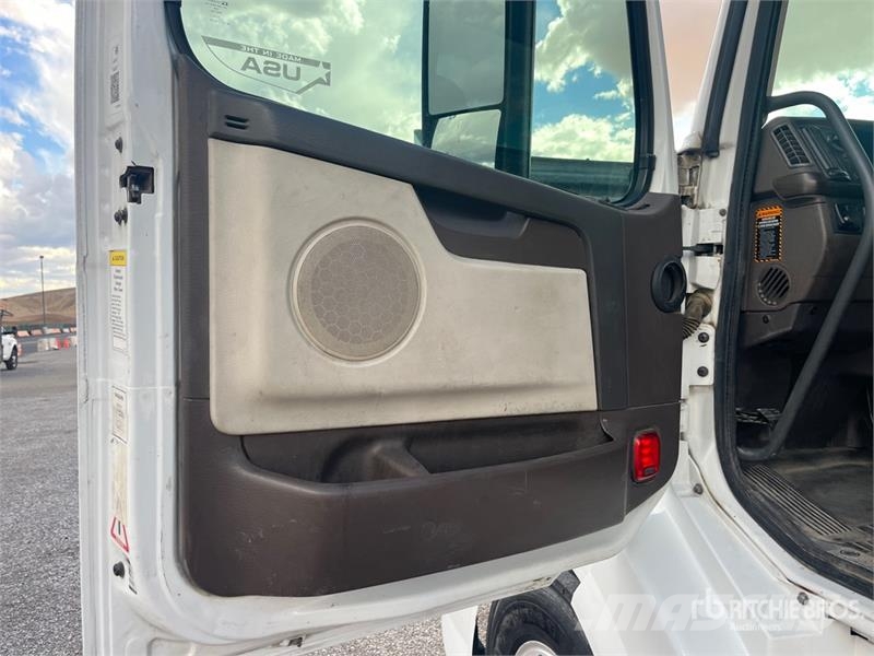 Volvo VNL300 6x4 T/A Day Cab Truck Tractor Truck Tractor Units
