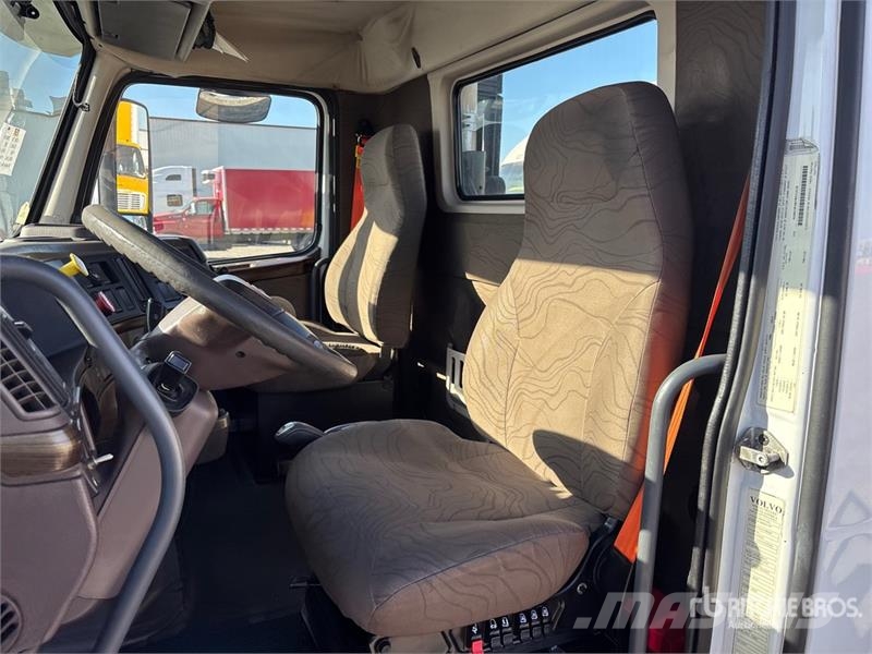 Volvo VNL300 6x4 T/A Day Cab Truck Tractor Trekkers