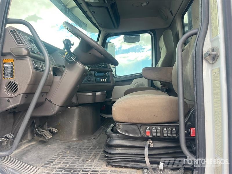 Volvo VNL300 6x4 T/A Day Cab Truck Tractor Truck Tractor Units