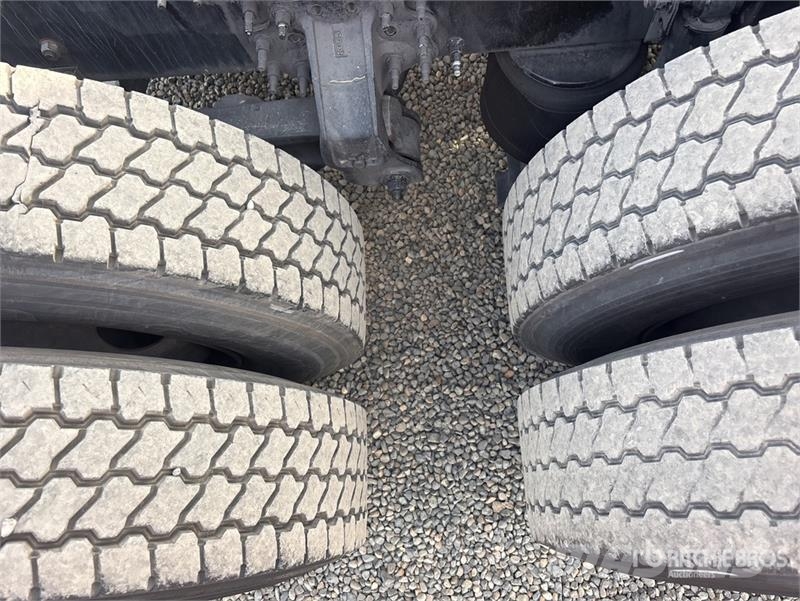 Volvo VNL300 6x4 T/A Day Cab Truck Tractor Trekkvogner