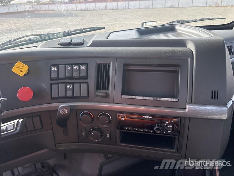 Volvo VNL300 6x4 T/A Day Cab Truck Tractor Trekkvogner