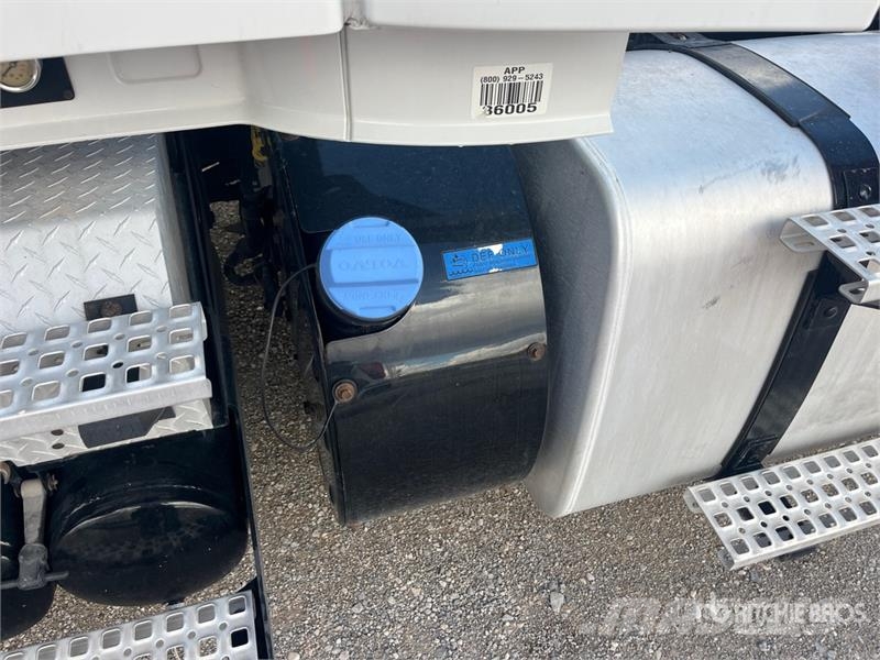 Volvo VNL300 6x4 T/A Day Cab Truck Tractor Truck Tractor Units