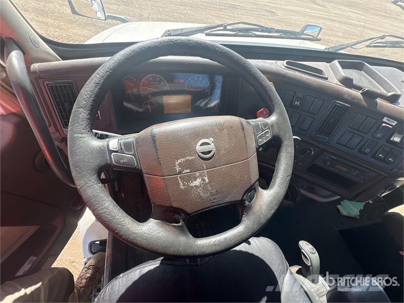 Volvo VNL300 6x4 T/A Day Cab Truck Tractor 曳引機組件