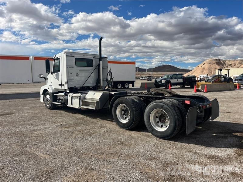 Volvo VNL300 6x4 T/A Day Cab Truck Tractor Truck Tractor Units