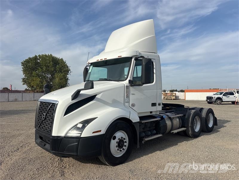 Volvo VNL300 6x4 T/A Day Cab Truck Tractor Trekkvogner