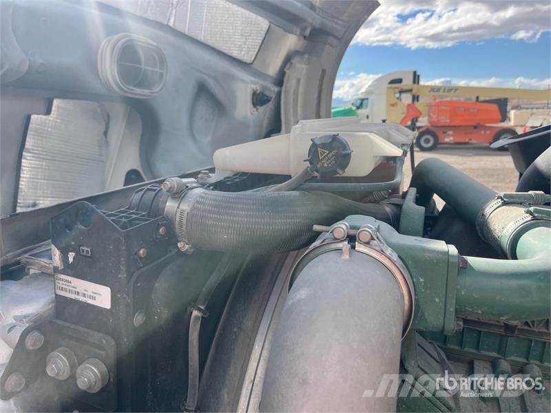 Volvo VNL300 6x4 T/A Day Cab Truck Tractor Truck Tractor Units