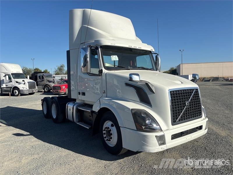 Volvo VNL300 6x4 T/A Day Cab Truck Tractor Tegljači