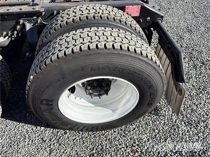 Volvo VNL300 6x4 T/A Day Cab Truck Tractor Motrici e Trattori Stradali