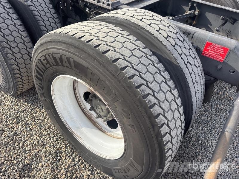 Volvo VNL300 6x4 T/A Day Cab Truck Tractor Trekkvogner