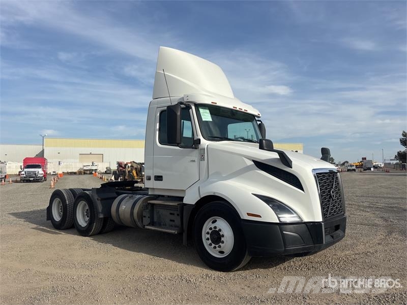 Volvo VNL300 6x4 T/A Day Cab Truck Tractor Trekkvogner