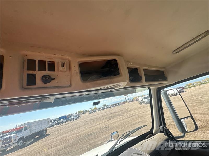 Volvo VNL300 6x4 T/A Day Cab Truck Tractor 曳引機組件