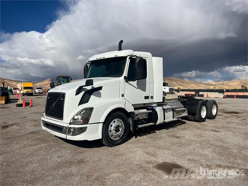 Volvo VNL300 6x4 T/A Day Cab Truck Tractor Truck Tractor Units