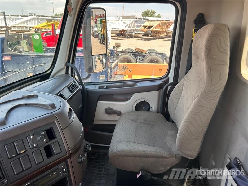 Volvo VNL300 CNG 6x4 T/A Day Cab Truck Tractor Vilcēji