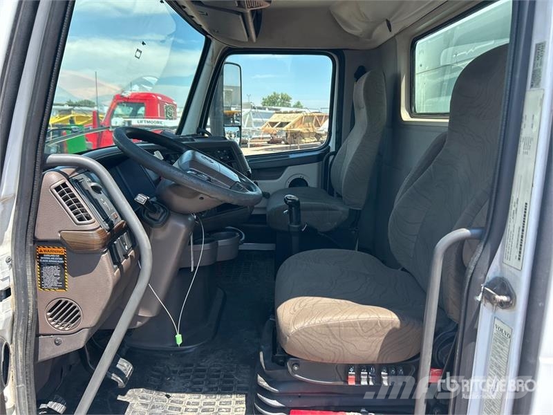 Volvo VNL300 CNG 6x4 T/A Day Cab Truck Tractor Vilcēji