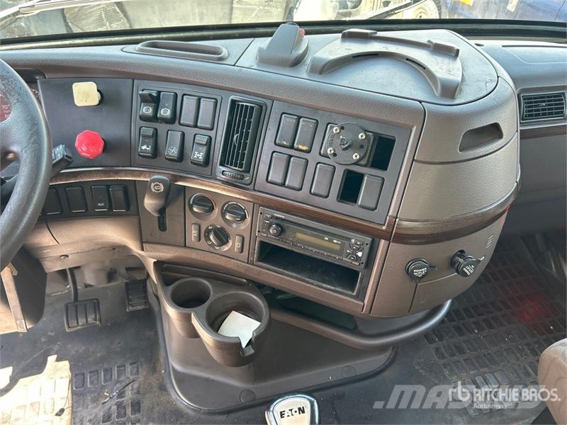 Volvo VNL300 CNG 6x4 T/A Day Cab Truck Tractor Vilcēji