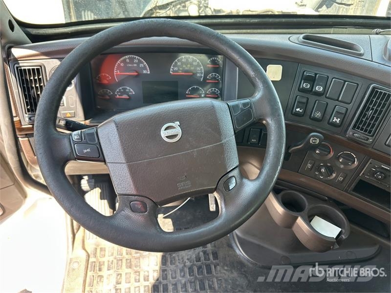 Volvo VNL300 CNG 6x4 T/A Day Cab Truck Tractor Vilcēji