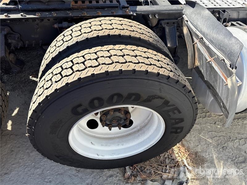 Volvo VNL64T-300 6x4 T/A Day Cab Truck Tractor Trekkers