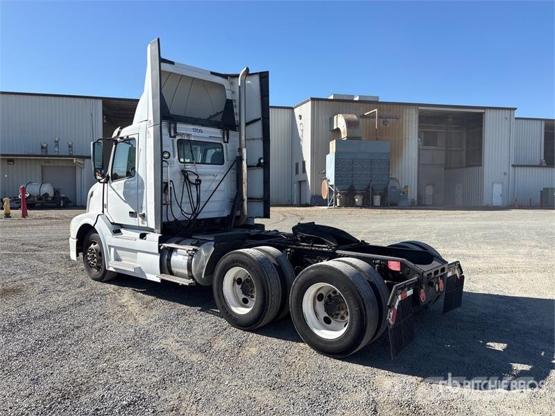 Volvo VNL64T-300 6x4 T/A Day Cab Truck Tractor Vilcēji