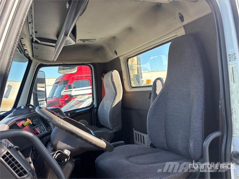 Volvo VNL64T-300 6x4 T/A Day Cab Truck Tractor Trekkers