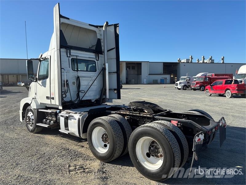 Volvo VNL64T-300 6x4 T/A Day Cab Truck Tractor Tegljači