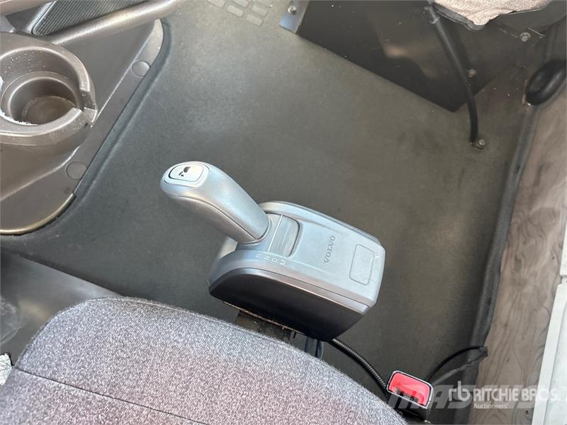 Volvo VNL64T-300 6x4 T/A Day Cab Truck Tractor Trekkers