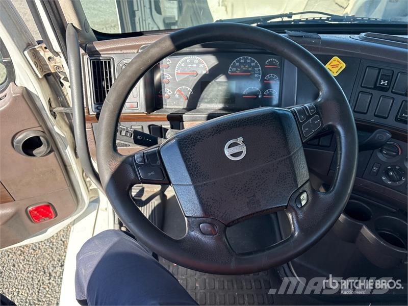 Volvo VNL64T-300 6x4 T/A Day Cab Truck Tractor Vilcēji