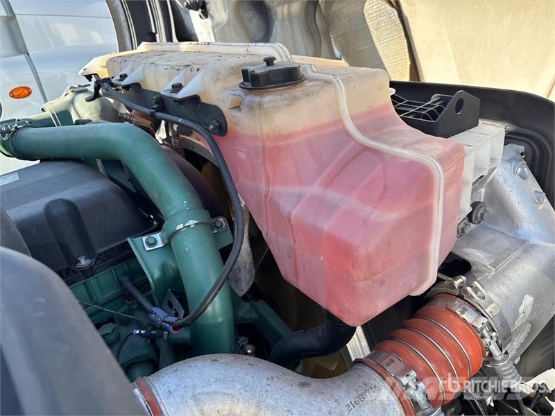 Volvo VNL64T-300 6x4 T/A Day Cab Truck Tractor Trekkers