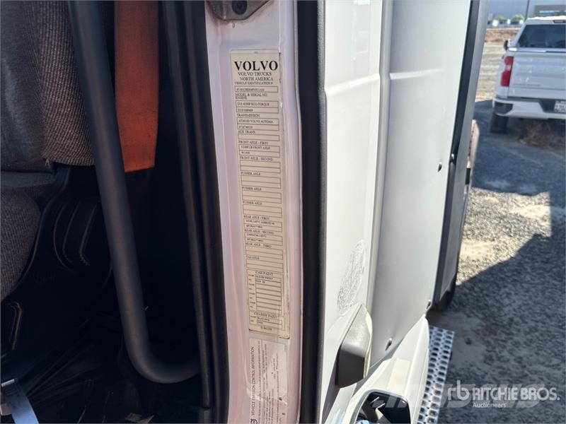 Volvo VNL64T-300 6x4 T/A Day Cab Truck Tractor Trekkers