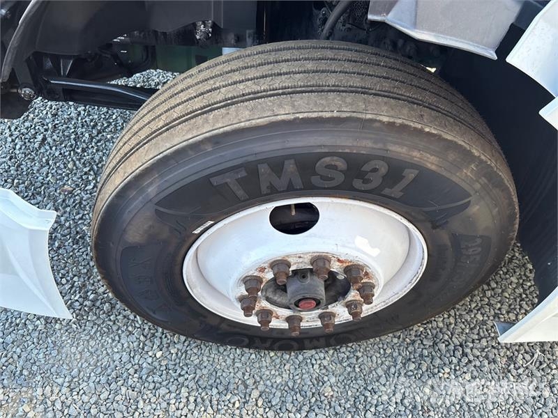 Volvo VNL64T-300 6x4 T/A Day Cab Truck Tractor Trekkers
