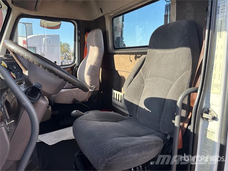 Volvo VNL64T-300 6x4 T/A Day Cab Truck Tractor Tegljači