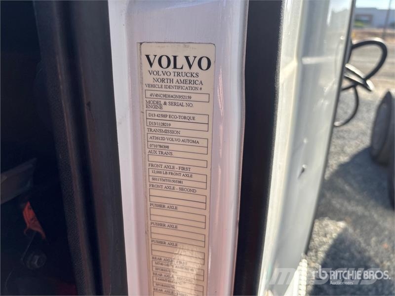 Volvo VNL64T-300 6x4 T/A Day Cab Truck Tractor Trekkers