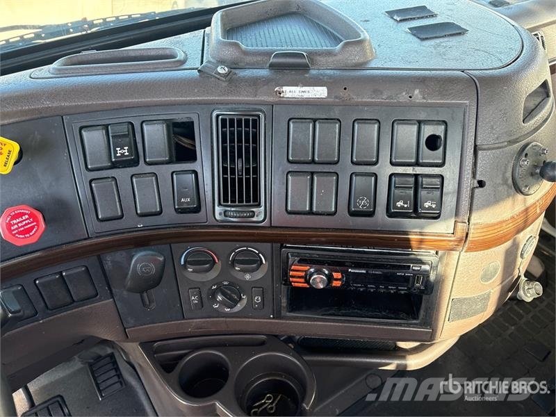 Volvo VNL64T-300 6x4 T/A Day Cab Truck Tractor Vilcēji