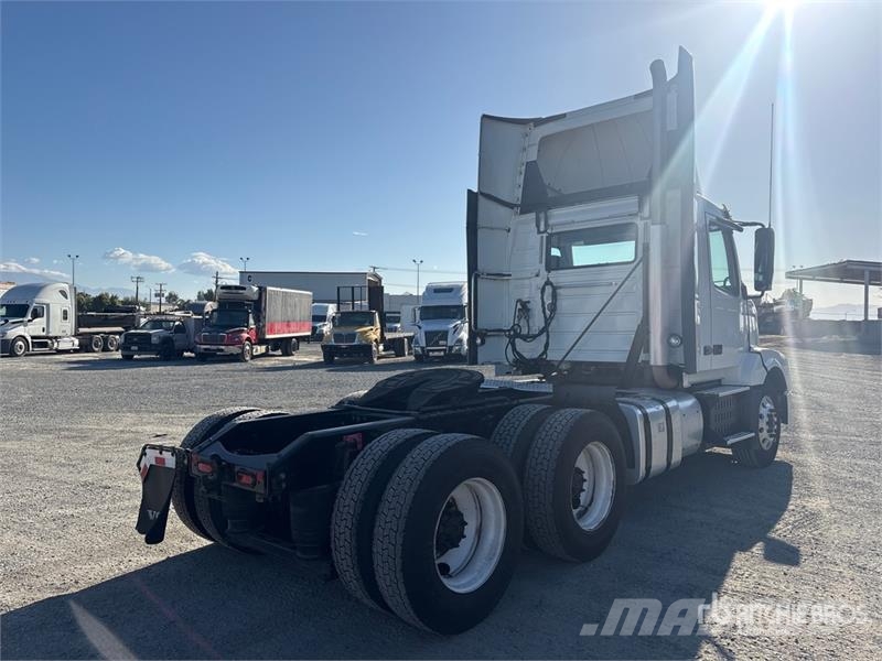 Volvo VNL64T-300 6x4 T/A Day Cab Truck Tractor Tegljači