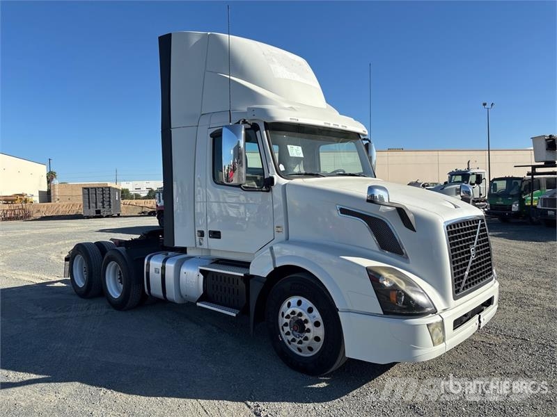Volvo VNL64T-300 6x4 T/A Day Cab Truck Tractor Tegljači