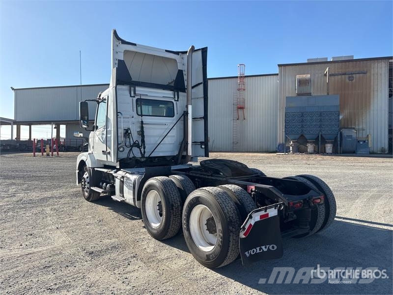 Volvo VNL64T-300 6x4 T/A Day Cab Truck Tractor Tegljači