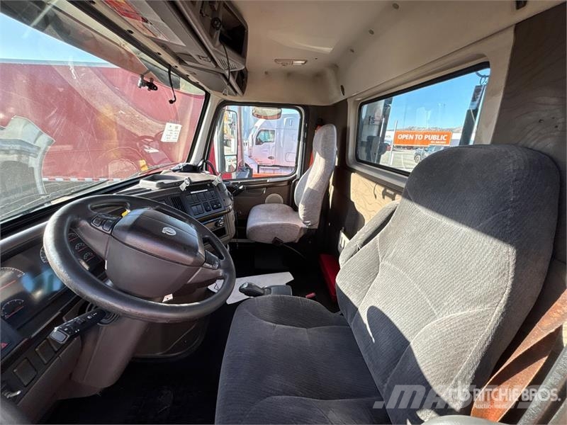 Volvo VNL64T-300 6x4 T/A Day Cab Truck Tractor Tegljači