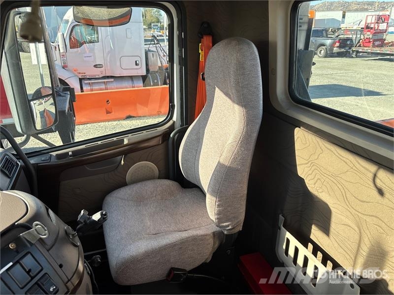 Volvo VNL64T-300 6x4 T/A Day Cab Truck Tractor Tegljači