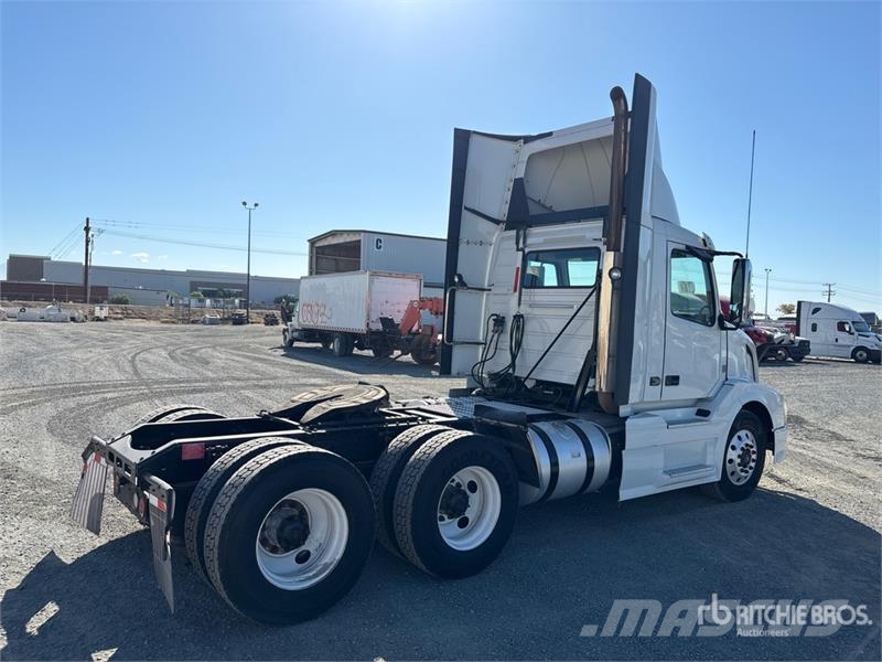 Volvo VNL64T-300 6x4 T/A Day Cab Truck Tractor Trekkers