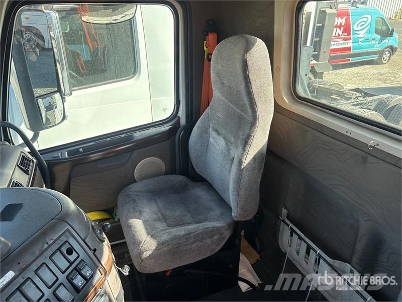 Volvo VNL64T-300 6x4 T/A Day Cab Truck Tractor Vilcēji