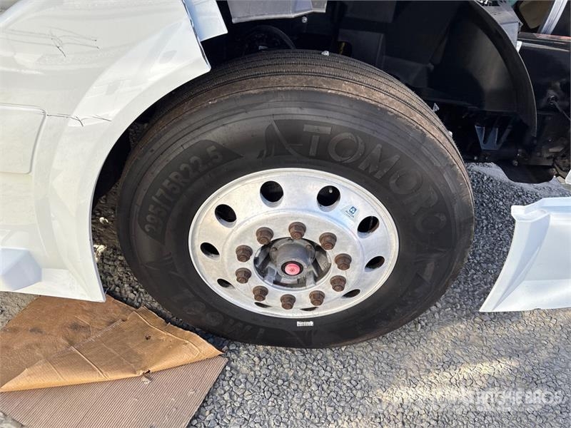 Volvo VNL64T-300 6x4 T/A Day Cab Truck Tractor Trekkers