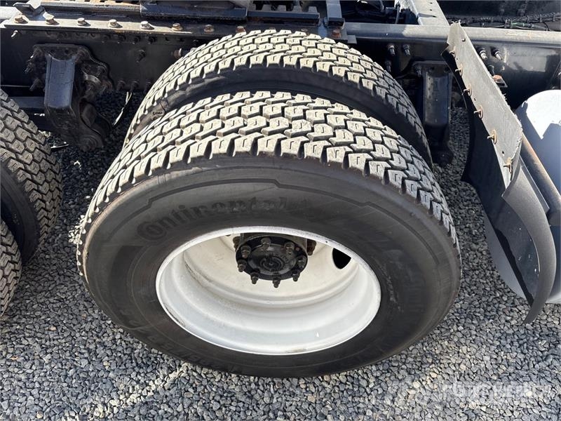 Volvo VNL64T-300 6x4 T/A Day Cab Truck Tractor Trekkers
