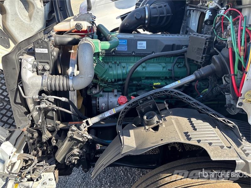 Volvo VNL64T-300 6x4 T/A Day Cab Truck Tractor Trekkers