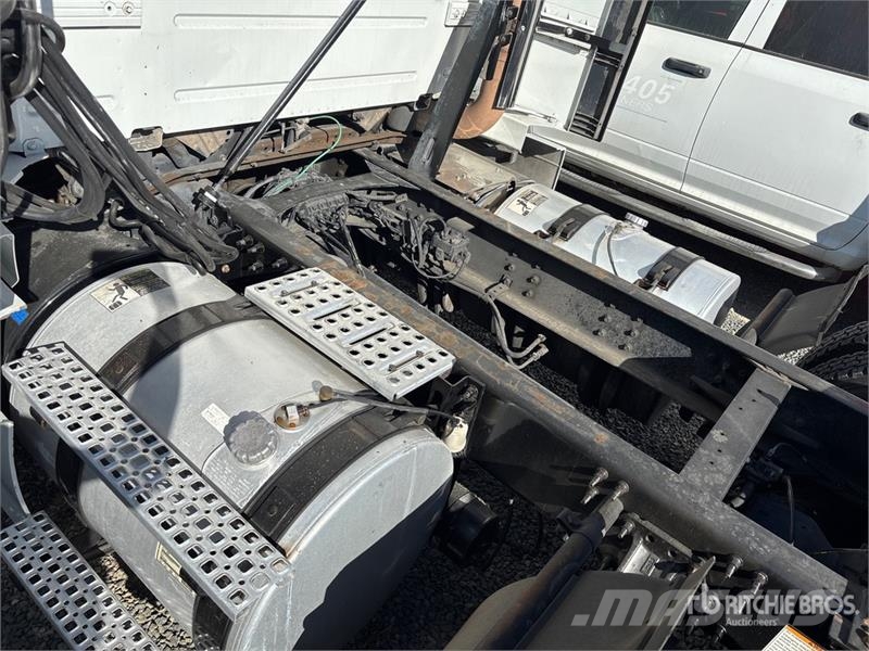 Volvo VNL64T-300 6x4 T/A Day Cab Truck Tractor Trekkers
