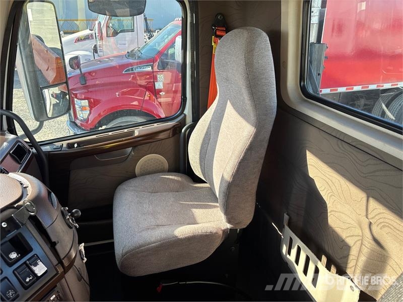Volvo VNL64T-300 6x4 T/A Day Cab Truck Tractor Tegljači