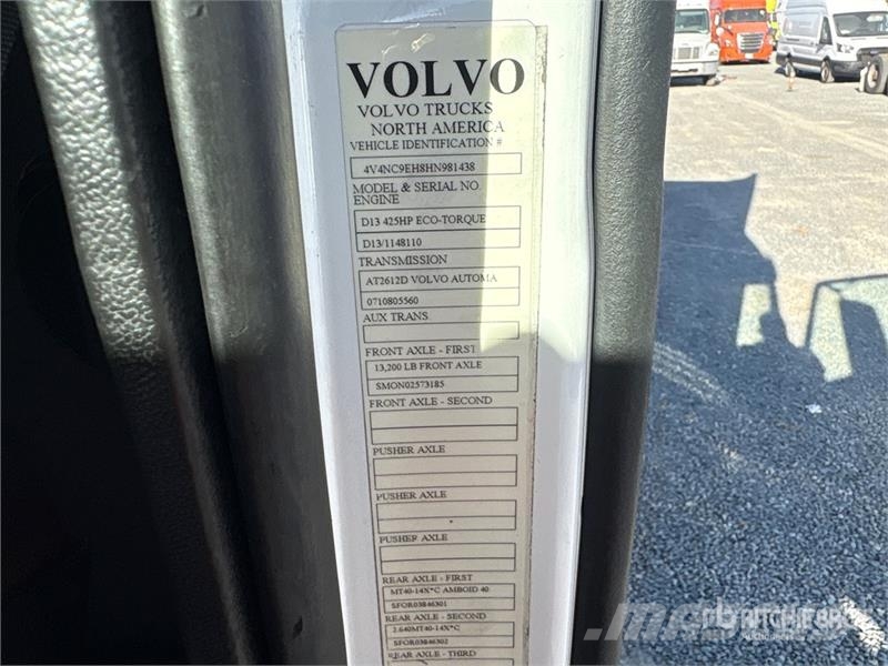 Volvo VNL64T-300 6x4 T/A Day Cab Truck Tractor Tegljači