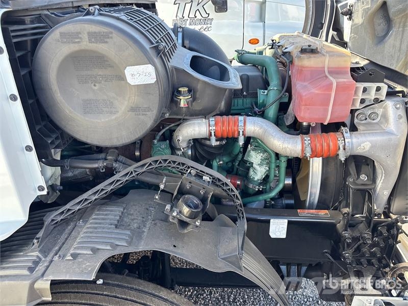 Volvo VNL64T-300 6x4 T/A Day Cab Truck Tractor Trekkers