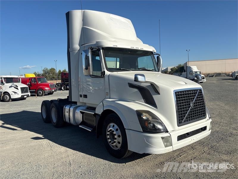 Volvo VNL64T-300 6x4 T/A Day Cab Truck Tractor Tegljači