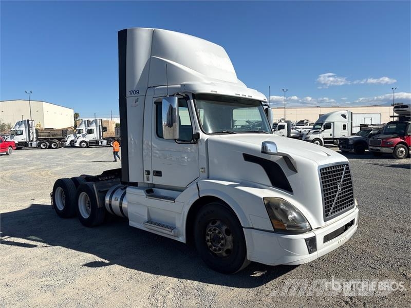 Volvo VNL64T-300 6x4 T/A Day Cab Truck Tractor Vilcēji