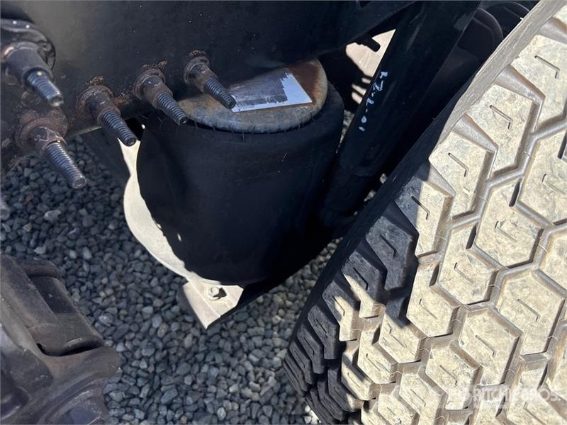 Volvo VNL64T-300 6x4 T/A Day Cab Truck Tractor Trekkers